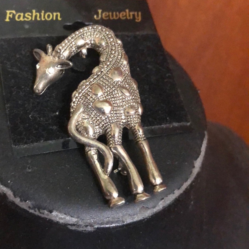 Silver giraffe pin